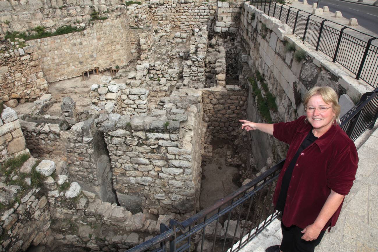 Eilat Mazar señala lo que cree que son las Murallas de Salomón