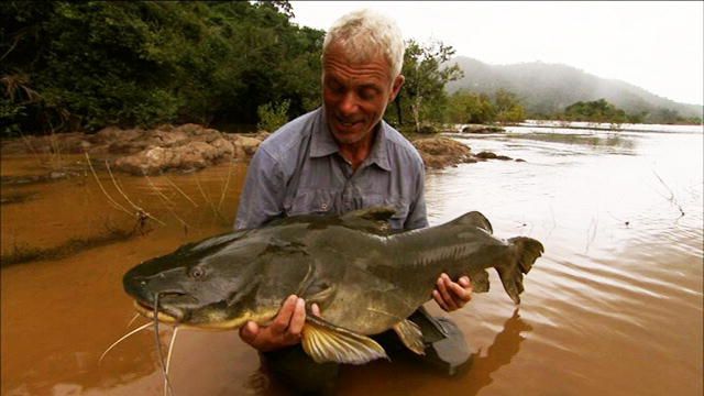 Jeremy Wade, de Monstruos de Río, con un pez gato del Nilo -se comían en Jerusalén