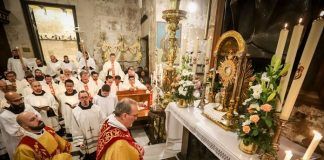 El Patriarca Latino de Jerusalén, el arzobispo Pizzaballa, en adoración eucarística