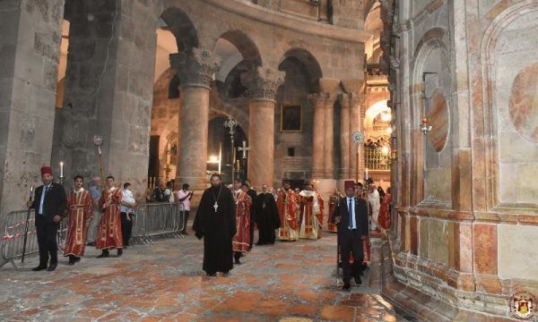 Procesión greco-ortodoxa en la basílica de la Natividad en Belén