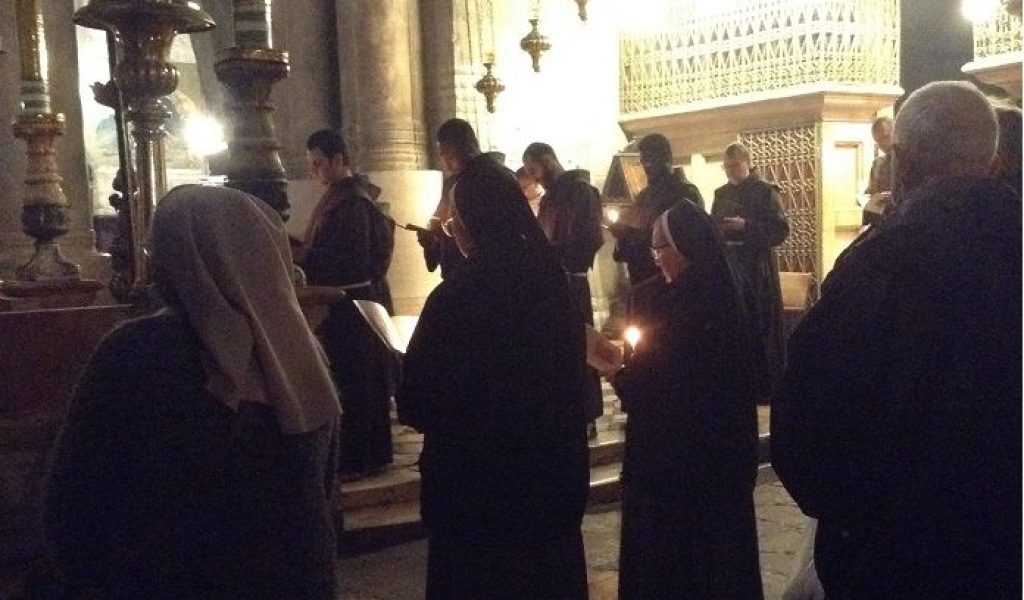 En la tumba de Cristo hay pocos peregrinos… pero nunca está sola