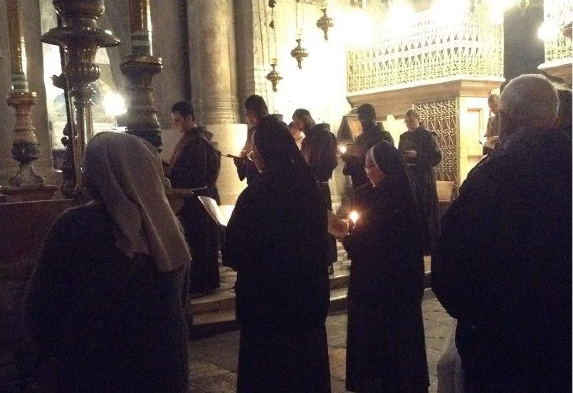 En la tumba de Cristo hay pocos peregrinos… pero nunca está sola