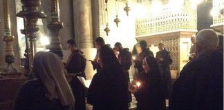 Los franciscanos y algunos fieles oran ante el Santo Sepulcro en la fiesta de Cristo Rey de 2021