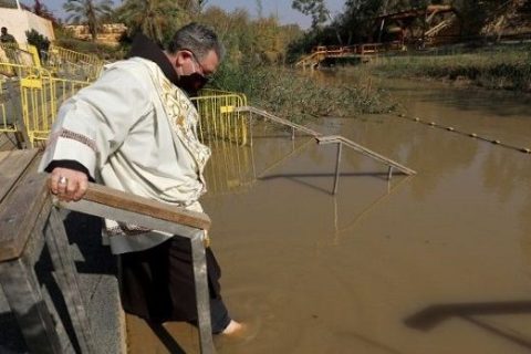 Fiesta del bautismo de Jesús a ambos lados del Jordán: con misa, peregrinación… y sin minas