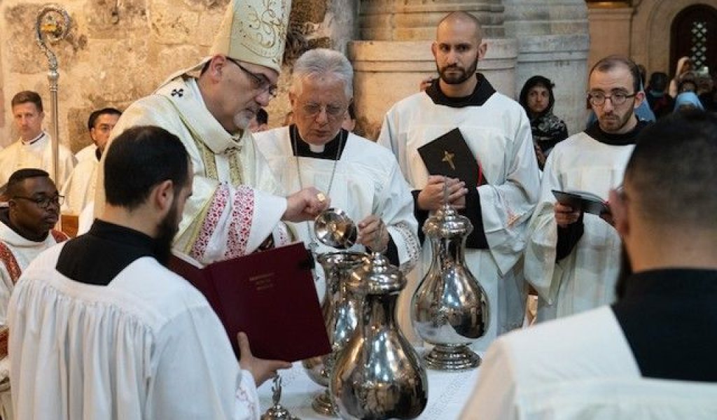 «Regresemos a la comunidad»: el mensaje de Jueves Santo del patriarca Pizzaballa desde el Edículo