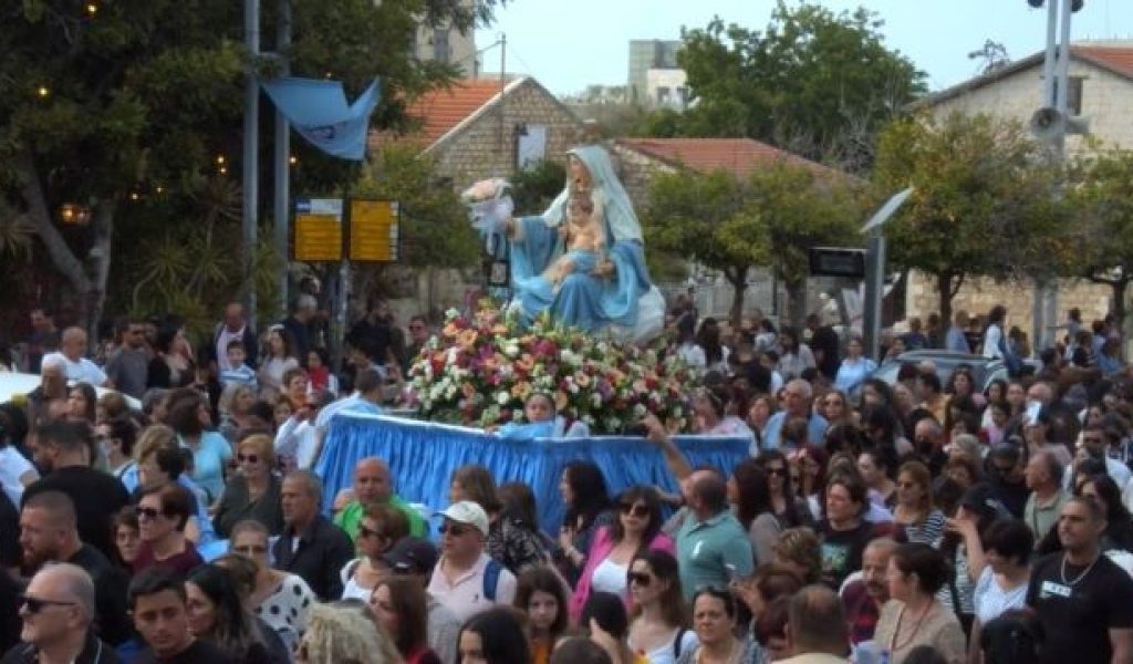 La Virgen del Monte Carmelo une a la Iglesia de Tierra Santa en su procesión anual