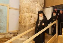 El custodio franciscano y los patriarcas griego y armenio examinan las excavaciones