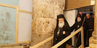 El custodio franciscano y los patriarcas griego y armenio examinan las excavaciones