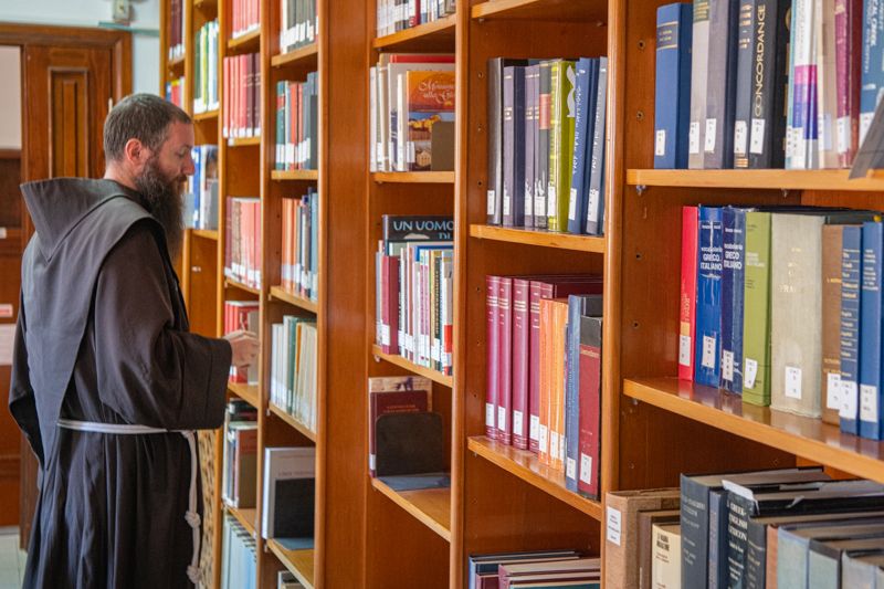 Fray Coniglio ordena la biblioteca del Studium Biblicum Franciscanum