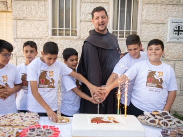 Alumnos de la Casa del Niño de Belén, con el director Fray Sandro Tomašević.