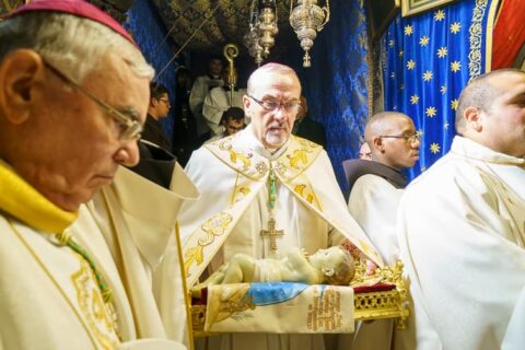 El patriarca Pizzaballa presidió una concurrida y emotiva celebración de la Nochebuena en Belén