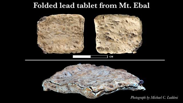 Tablilla de maldición descubierta en 2019 en el Monte Ebal. Foto: Michael C. Luddeni / Associates for Biblical Research (Times of Israel).