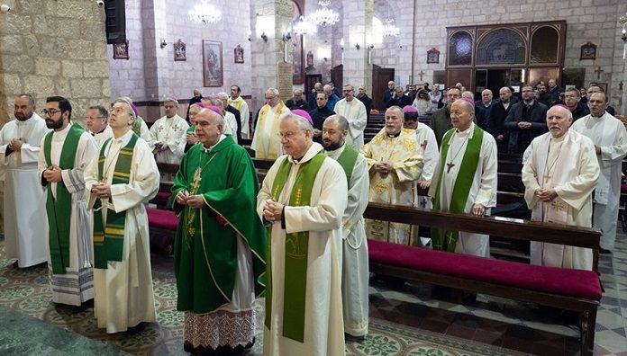 El arzobispo Vives entre otros en San Juan Bautista de Madaba, Jordania, en 2023