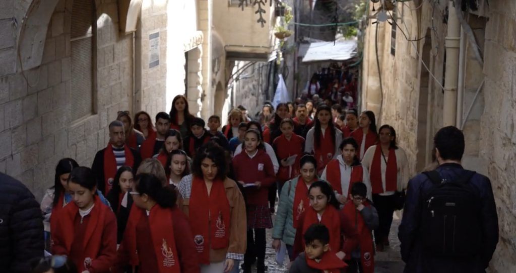 La Custodia de Tierra Santa celebró su tradicional viacrucis por la Vía Dolorosa con los alumnos de las escuelas católicas de Jerusalén.