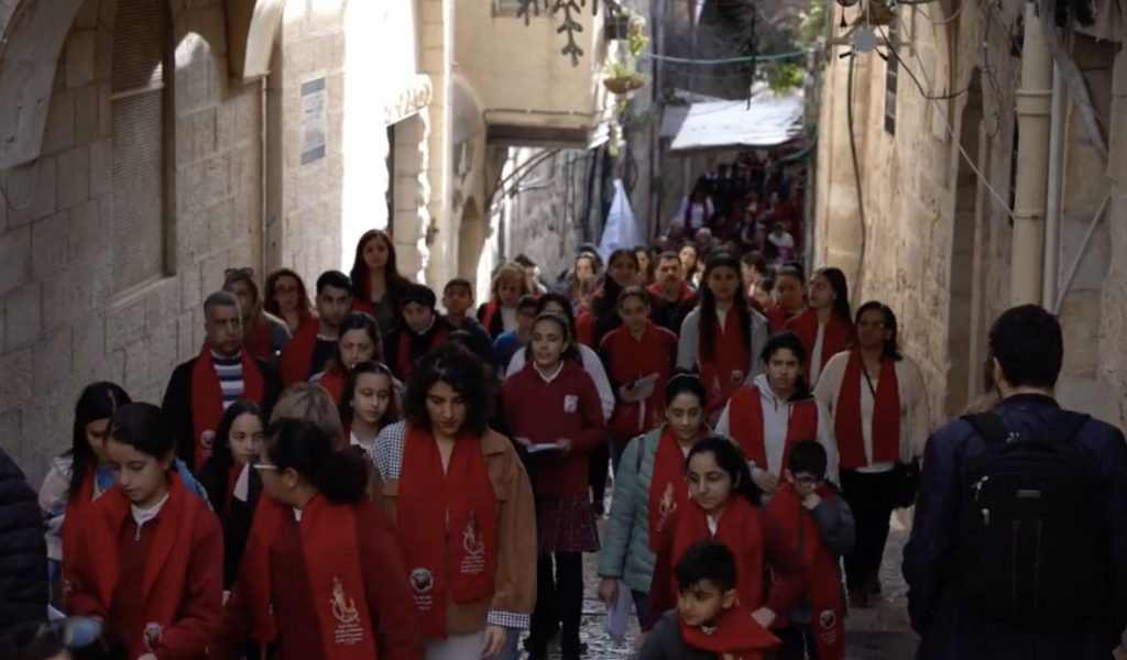 Marea roja camino del Santo Sepulcro: 500 alumnos de escuelas católicas recorren la Vía Dolorosa