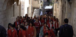 La Custodia de Tierra Santa celebró su tradicional viacrucis por la Vía Dolorosa con los alumnos de las escuelas católicas de Jerusalén.