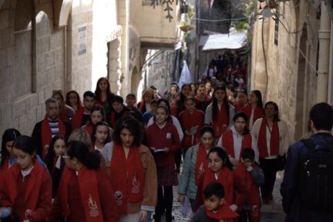 Marea roja camino del Santo Sepulcro: 500 alumnos de escuelas católicas recorren la Vía Dolorosa