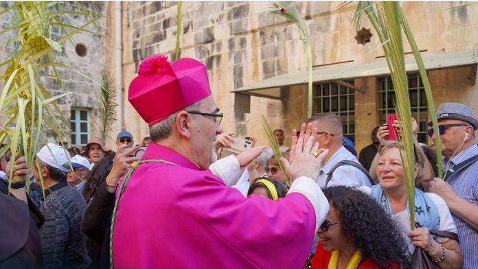 El Patriarca Pizzaballa bendice a fieles en el Domingo de Ramos de 2023 en Jerusalén