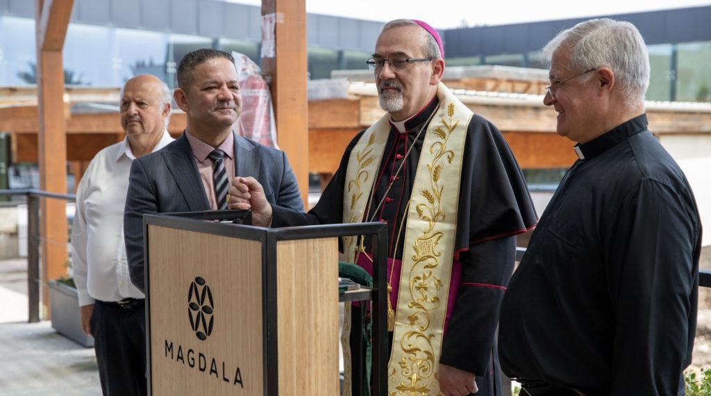 El Visitor Center es el lugar donde se recibe a los visitantes de Magdala: está compuesto de la taquilla de entrada, oficina de los managers, almacén, tienda de souvenirs, cafetería, aseos... (Imagen: inauguración con el patriarca de Jerusalén).
