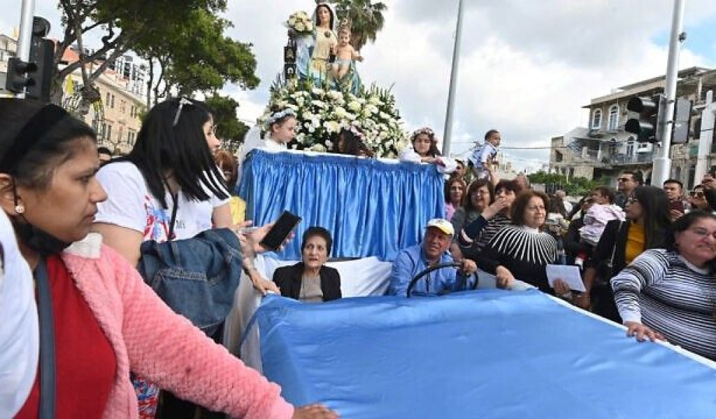 Miles de devotos, familias y scouts veneran a la Virgen en la procesión mariana de Haifa