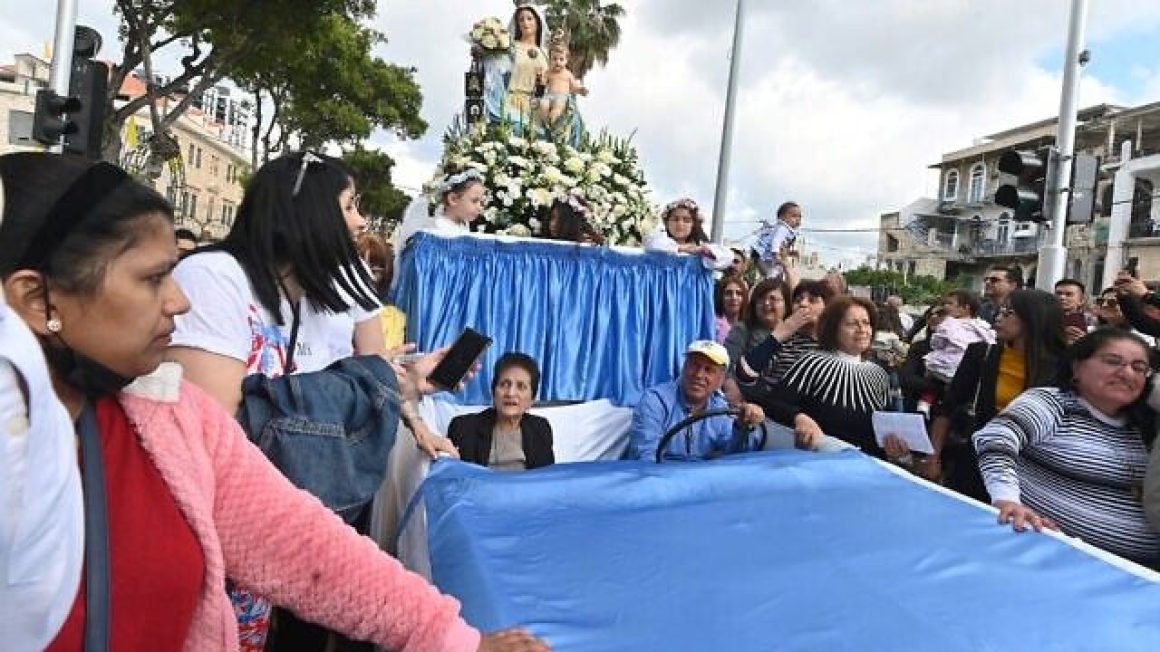 Miles de devotos, familias y scouts veneran a la Virgen en la procesión mariana de Haifa