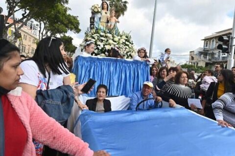 Miles de devotos, familias y scouts veneran a la Virgen en la procesión mariana de Haifa