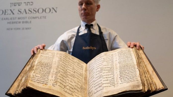La casa de subastas Sothebys muestra la Biblia hebrea entera más antigua, el Códice Sassoon