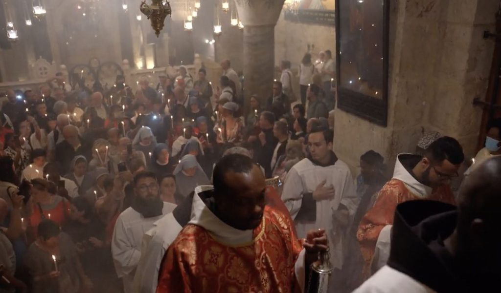 Pétalos de rosa para la «Vera Cruz» en el Santo Sepulcro… en la fiesta de su hallazgo