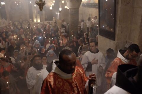 Pétalos de rosa para la «Vera Cruz» en el Santo Sepulcro… en la fiesta de su hallazgo