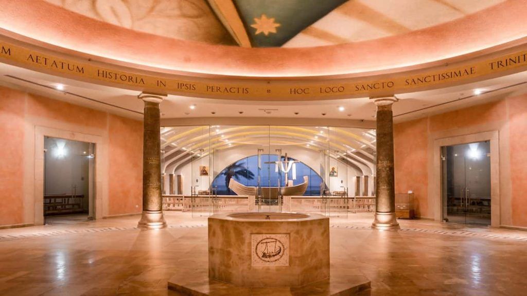 El auditorio de Magdala, con el altar al fondo. Allí se celebra misa con el Mar de Galilea detrás.