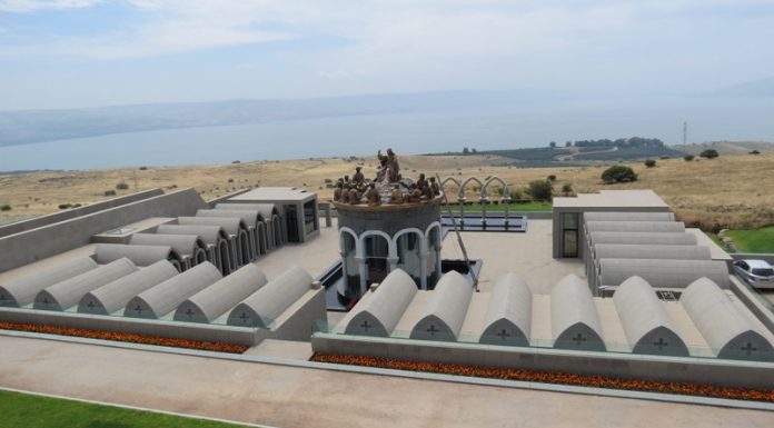 Edificada hace más de dos décadas en las laderas del Monte de las Bienaventuranzas, la Domus acoge a diario a numerosos peregrinos cristianos y visitantes judíos.