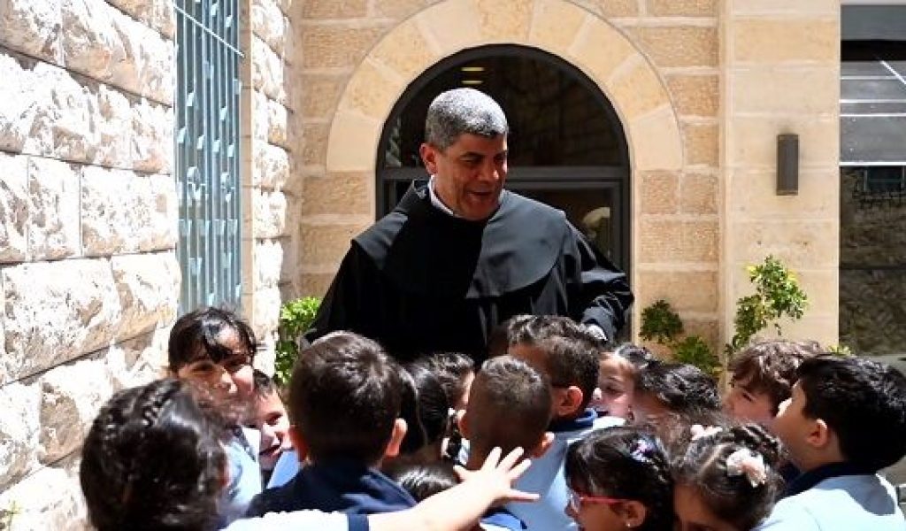 La loca idea franciscana de hacer una piscina para jóvenes en las murallas de Jerusalén ¡funcionó!