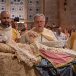 Francesco Patton, Custodio de Tierra Santa, deposita pétalos de rosa sobre la Virgen dormida.