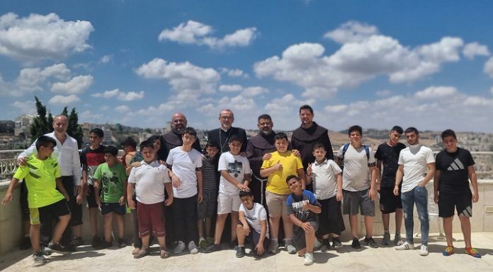 Los franciscanos con chicos de su casa de acogida en Belén en septiembre de 2022