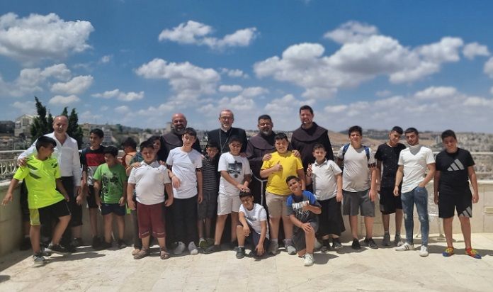 Los franciscanos con chicos de su casa de acogida en Belén en septiembre de 2022