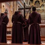 franciscanos rezando en Tierra Santa