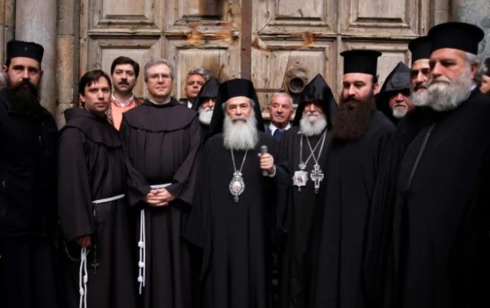 Líderes cristianos de distintas iglesias posan juntos en una foto de 2018 ante el Santo Sepulcro