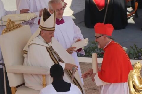 Ser cardenal implica tener sobre la Iglesia «la mirada de Pedro», afirma Pizzaballa en su primera homilía tras recibir la púrpura