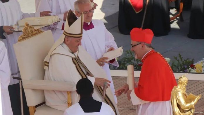 El patriarca latino de Jerusalén, Pierbattista Pizzaballa, al recibir el birrete cardenalicio de manos del Papa Francisco.