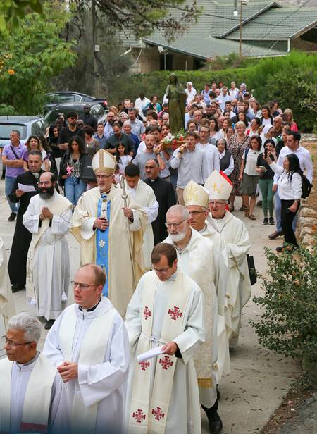 La tradicional procesión de la solemnidad de la patrona de Tierra Santa contó con menos asistencia de lo habitual, pero no con menos devoción.