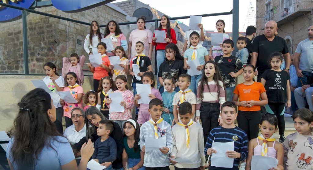 Niños y scouts de la parroquia latina de Jerusalén cantan por la paz