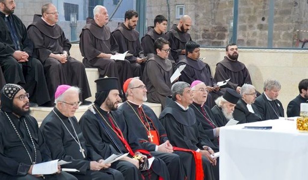 Niños, clérigos y el cardenal rezan en Jerusalén: «Optemos por la oración y no la violencia»