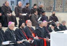 El cardenal Pizzaballa y clérigos de distintas iglesias rezan por la paz en la parroquia latina de Jerusalén