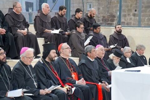 Niños, clérigos y el cardenal rezan en Jerusalén: «Optemos por la oración y no la violencia»