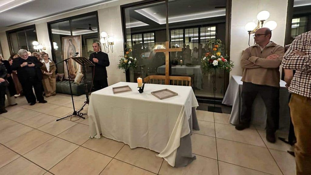 El padre Arturo Díaz, LC, hace la oración inicial antes de la cena.