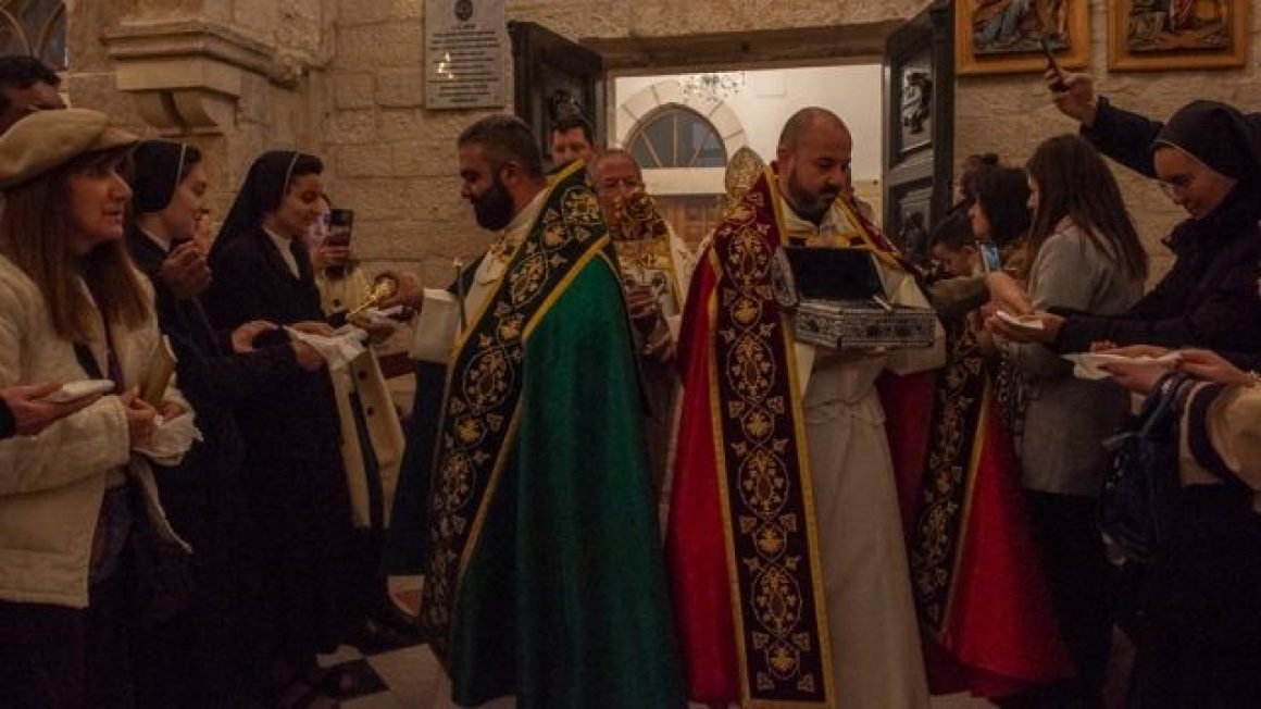 Tierra Santa despide la Navidad llamando a la paz, recibiendo a los Magos y reabriendo el Jordán tras 57 años lleno de minas