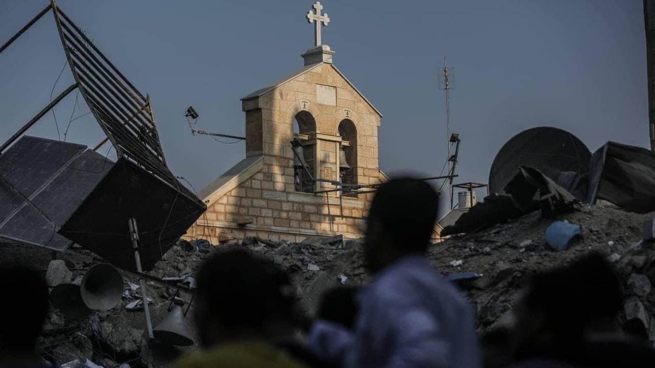 La parroquia de Gaza asoma entre los escombros de un edificio.