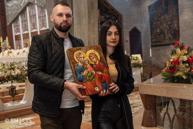 Un joven matrimonio trasladó el icono de la Sagrada Familia.