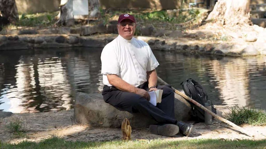 El padre Juan Solana, junto a aguas en calma.