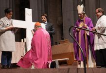 El cardenal Pizzaballa en la Sagrada Familia de Barcelona, con el cardenal Osoro